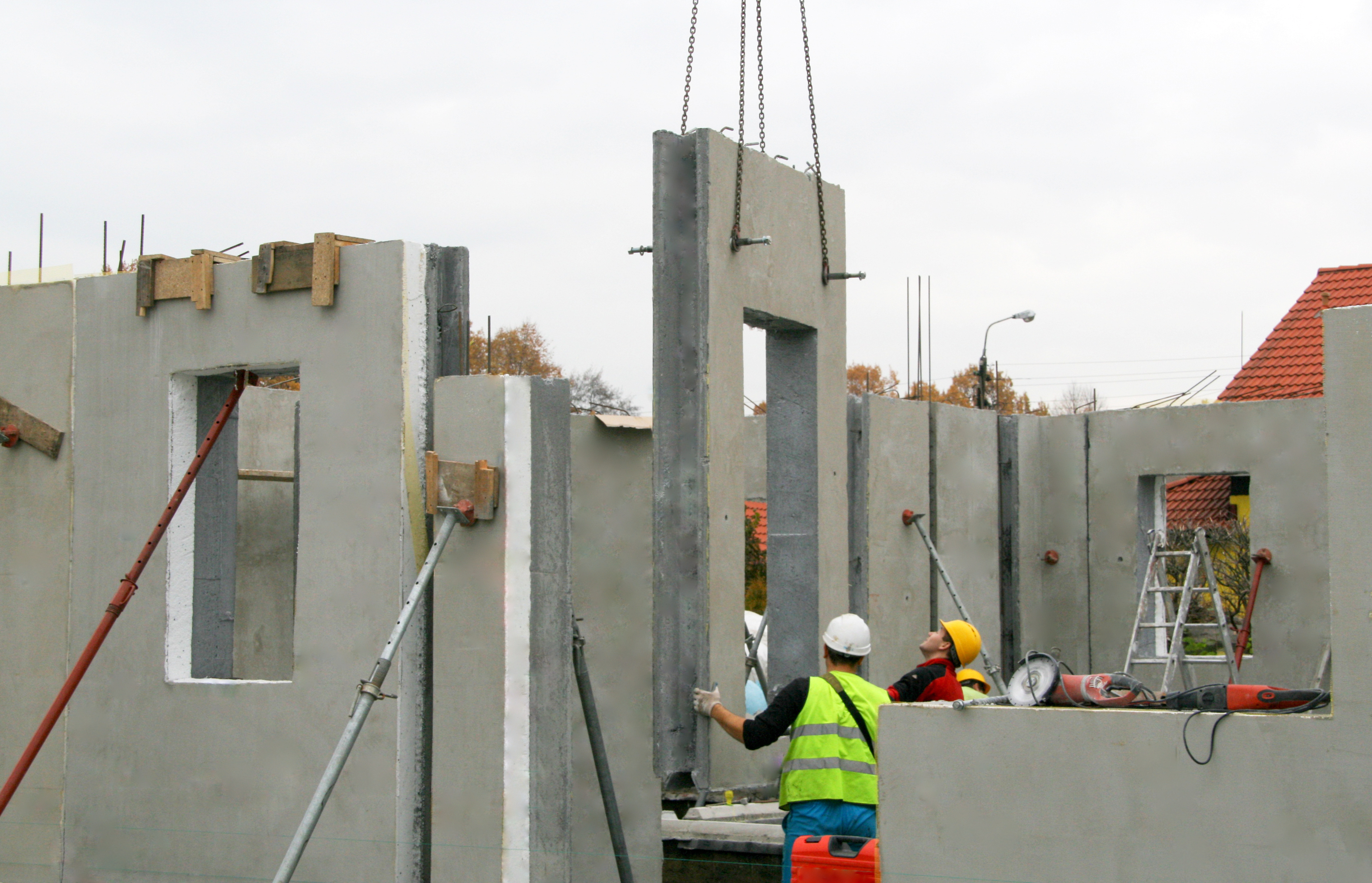 Prefabrykaty w trakcie montażu